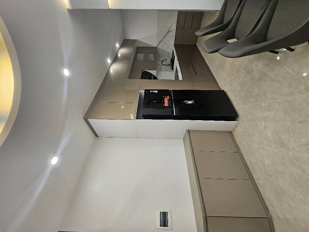 Bán nhà phố Trần Duy Hưng, Cầu Giấy, 50m ra phố, Lô góc, Thang máy nhập, Nội thất xịn, Ngõ thông, Kinh doanh, 49m2, Chỉ 1x tỷ