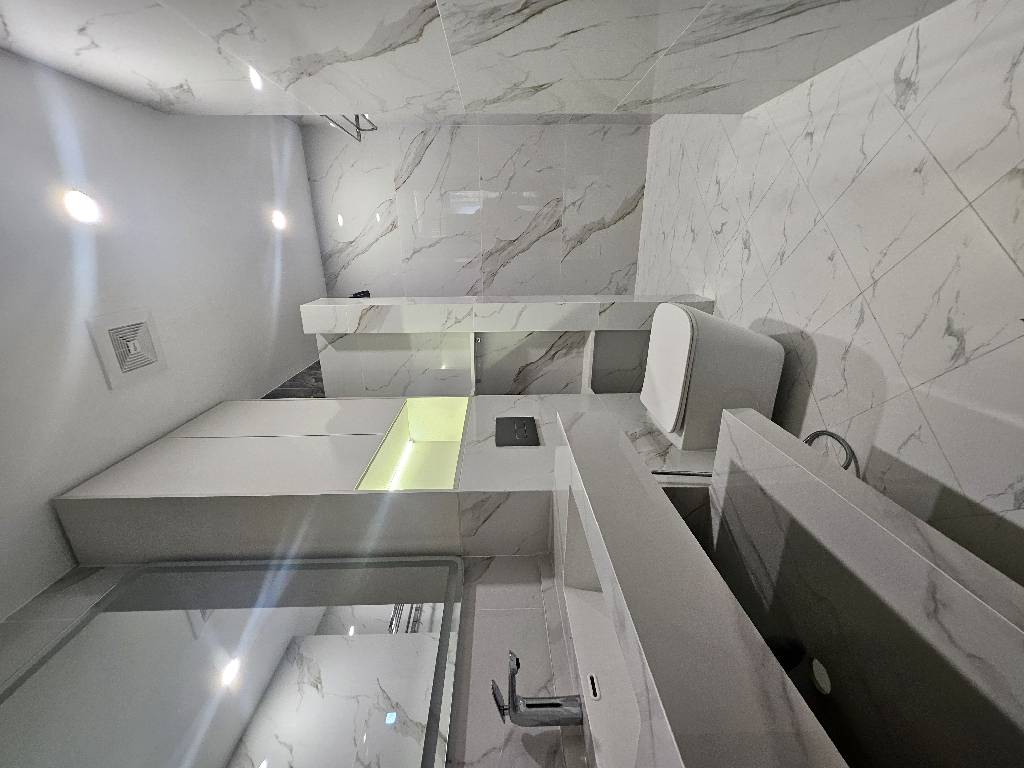 Bán nhà phố Trần Duy Hưng, Cầu Giấy, 50m ra phố, Lô góc, Thang máy nhập, Nội thất xịn, Ngõ thông, Kinh doanh, 49m2, Chỉ 1x tỷ