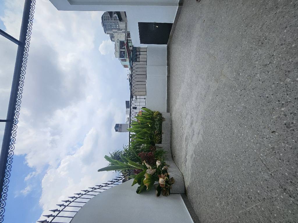 Bán nhà phố Trần Duy Hưng, Cầu Giấy, 50m ra phố, Lô góc, Thang máy nhập, Nội thất xịn, Ngõ thông, Kinh doanh, 49m2, Chỉ 1x tỷ