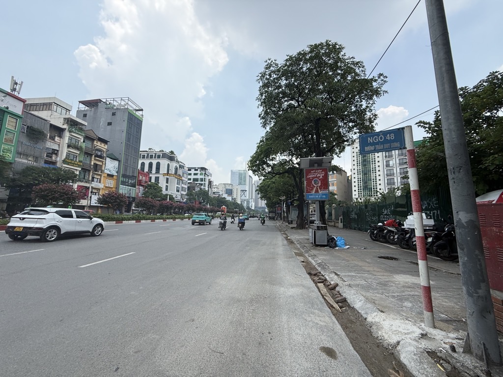 Bán nhà phố Trần Duy Hưng, Cầu Giấy, 50m ra phố, Lô góc, Thang máy nhập, Nội thất xịn, Ngõ thông, Kinh doanh, 49m2, Chỉ 1x tỷ