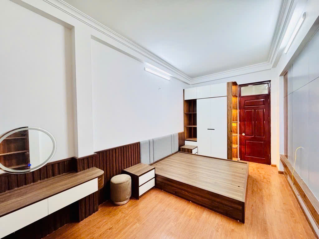 Bán nhà Nam Dư 31m2 x 5 tầng – 10m ra phố, ngõ ba gác, tặng full nội thất, muôn vàn tiện ích, giá 5.xx tỉ