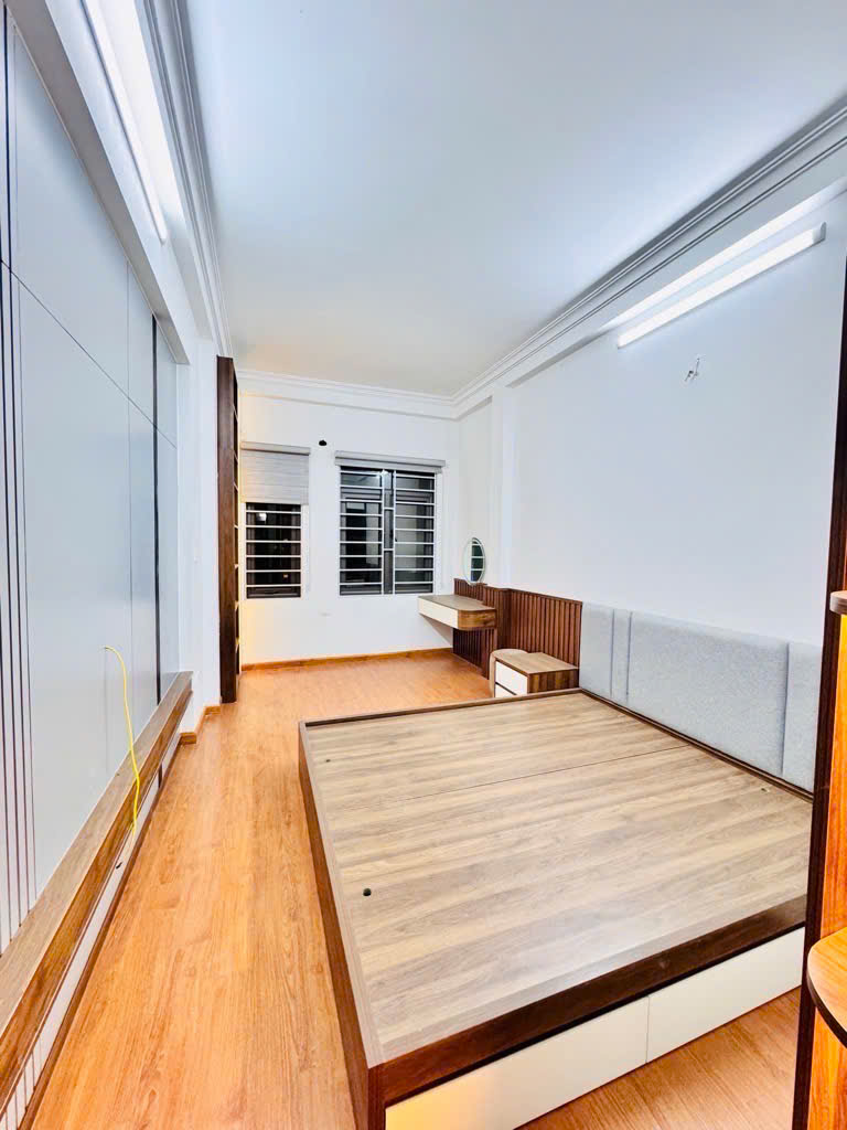 Bán nhà Nam Dư 31m2 x 5 tầng – 10m ra phố, ngõ ba gác, tặng full nội thất, muôn vàn tiện ích, giá 5.xx tỉ