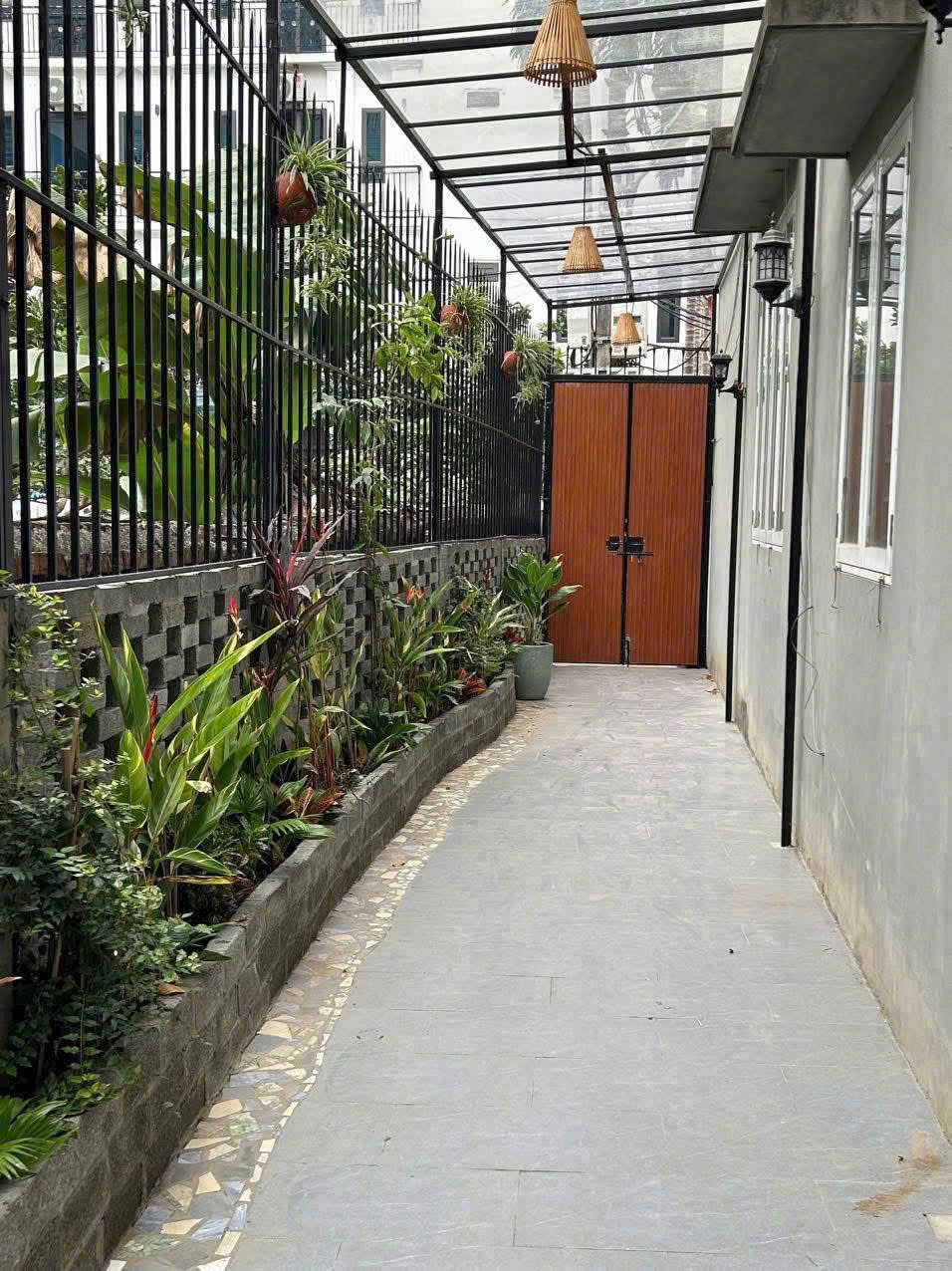 Cần bán gấp nhà phố Ngọc Thuỵ- Full Nội Thất- DT rộng 60M- Sân Vườn