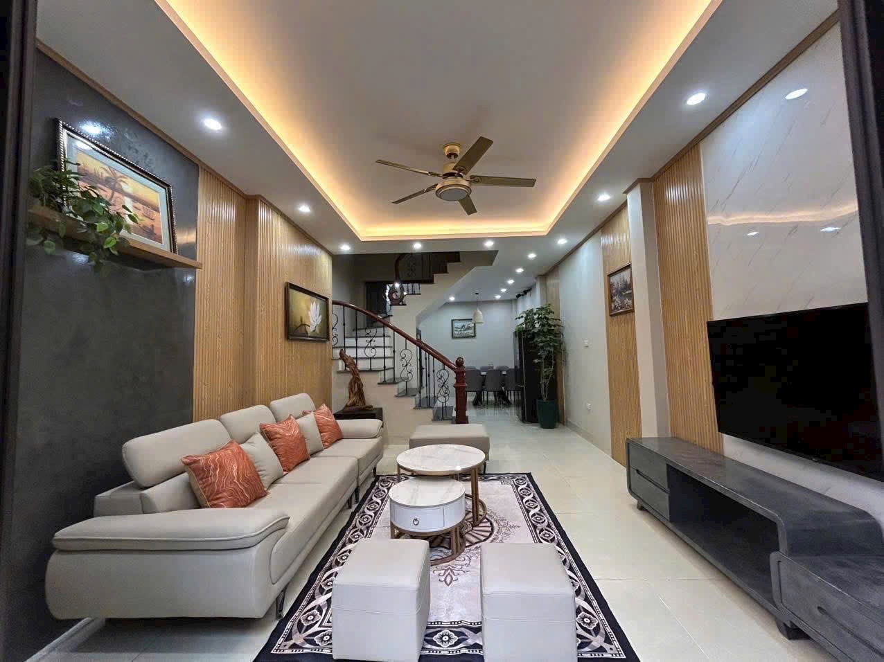 Cần bán gấp nhà phố Ngọc Thuỵ- Full Nội Thất- DT rộng 60M- Sân Vườn