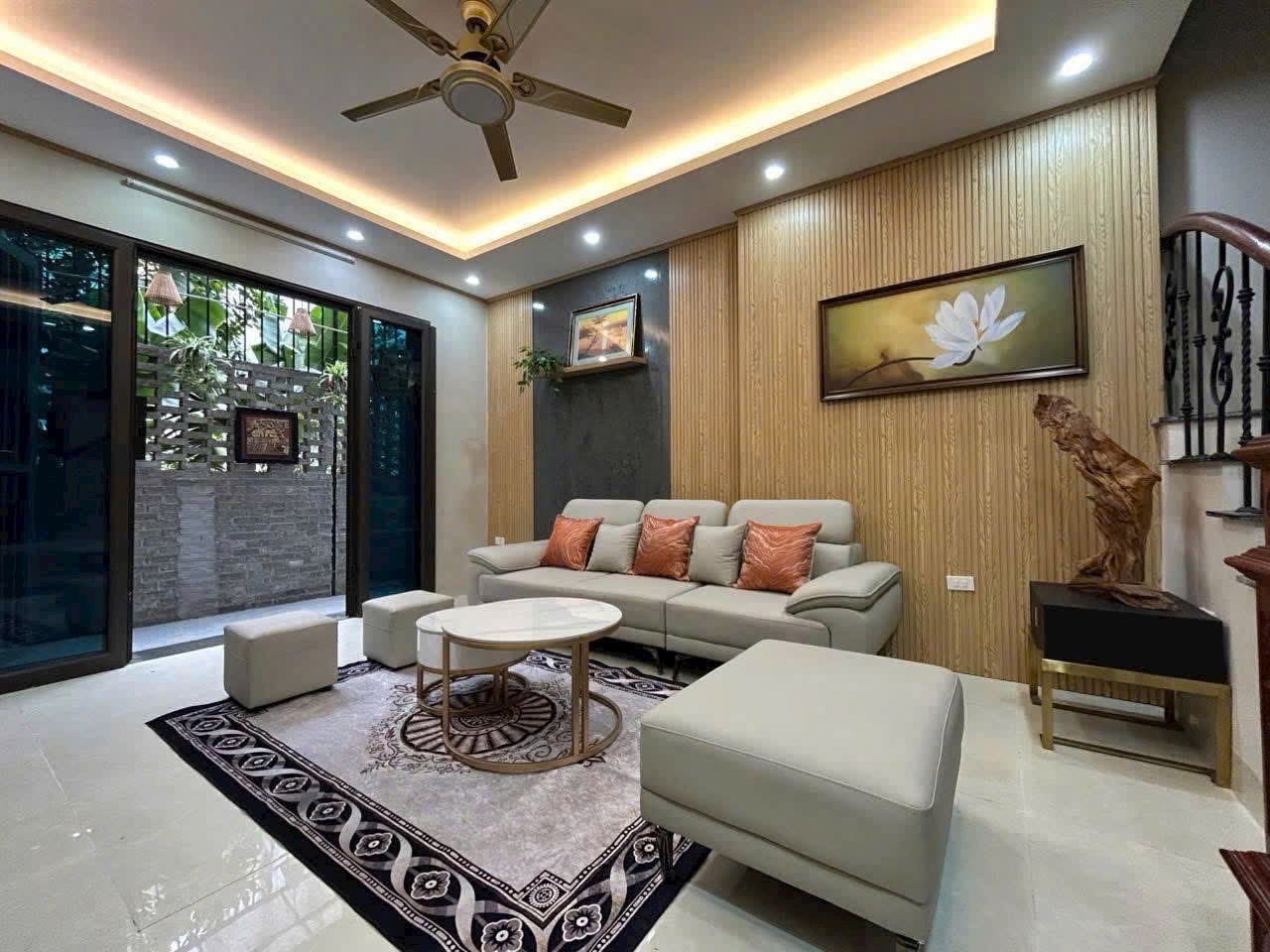 Cần bán gấp nhà phố Ngọc Thuỵ- Full Nội Thất- DT rộng 60M- Sân Vườn