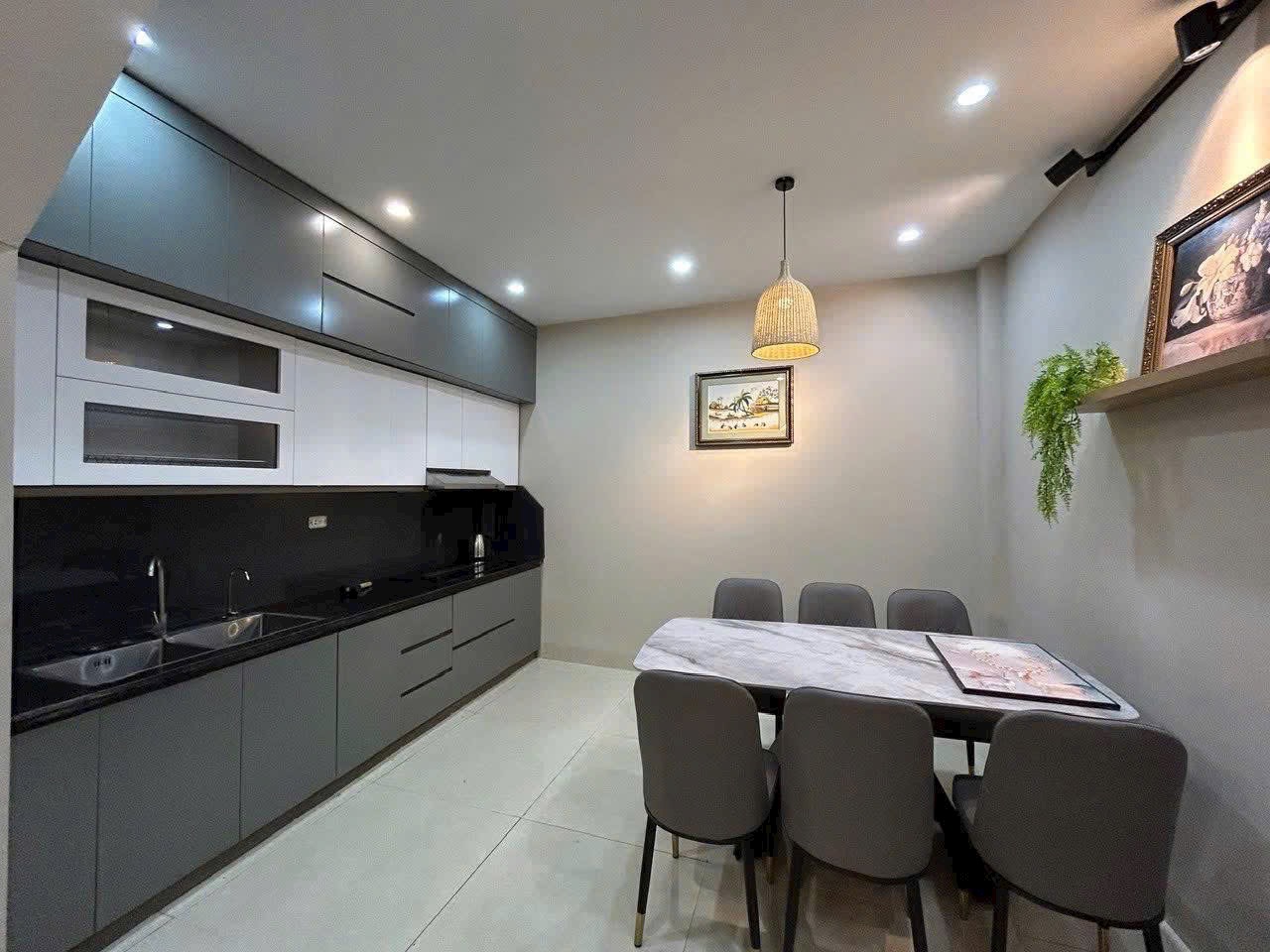 Cần bán gấp nhà phố Ngọc Thuỵ- Full Nội Thất- DT rộng 60M- Sân Vườn