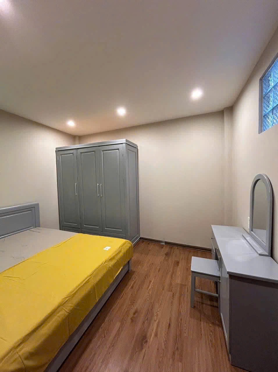 Cần bán gấp nhà phố Ngọc Thuỵ- Full Nội Thất- DT rộng 60M- Sân Vườn