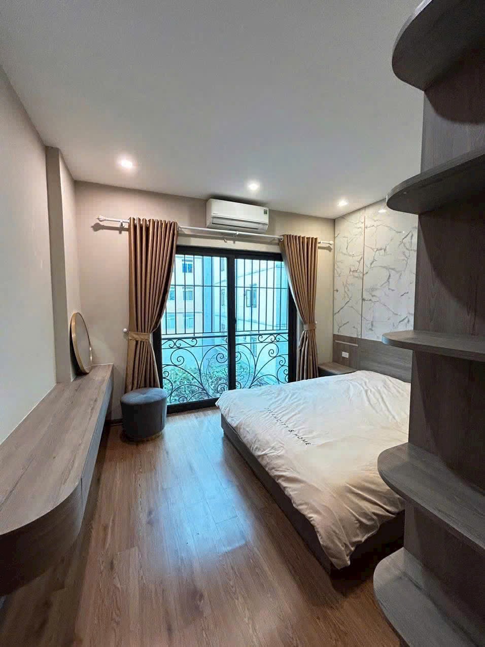 Cần bán gấp nhà phố Ngọc Thuỵ- Full Nội Thất- DT rộng 60M- Sân Vườn