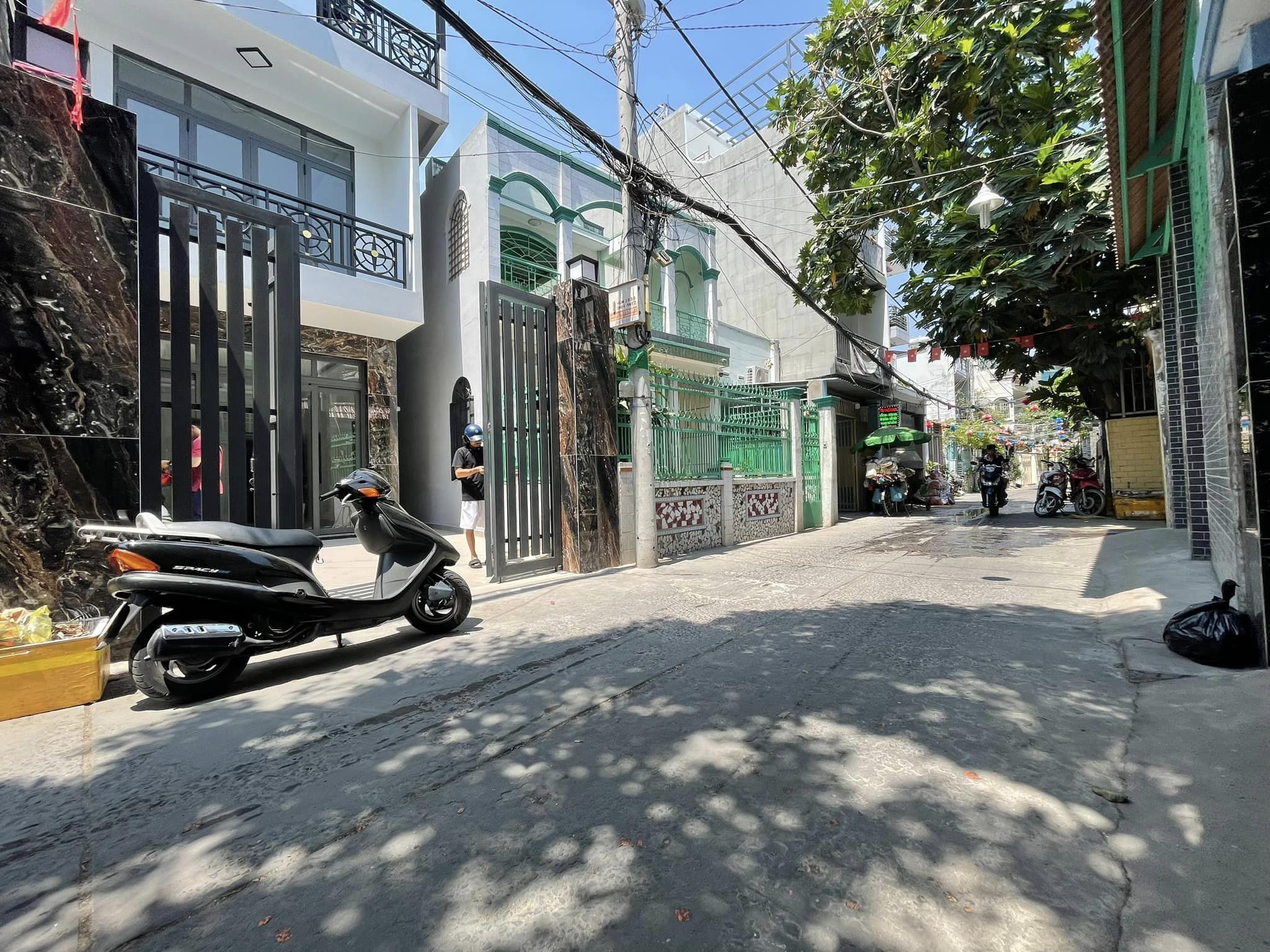 Nhà mới xây 4 Tầng Siêu Rộng Nở Hậu 6m, đường xe tải, gần AEON Quận 8