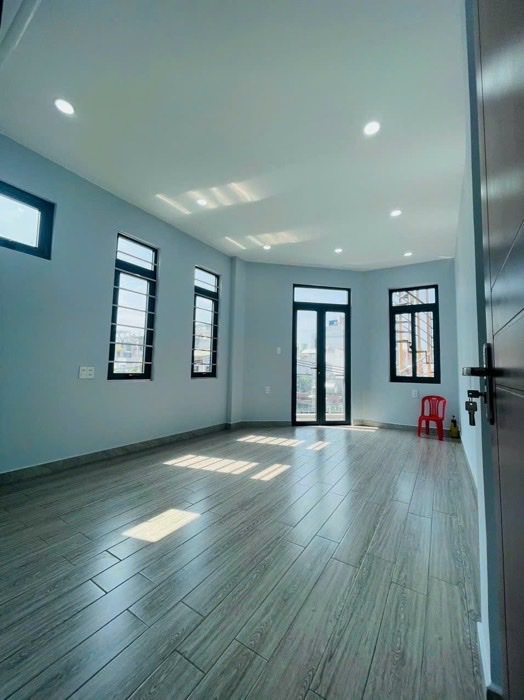 Nhà Mặt Tiền 3 Tầng MỚI XÂY,  Căn Góc rất thoáng mát, kinh doanh sầm uất Quận 8