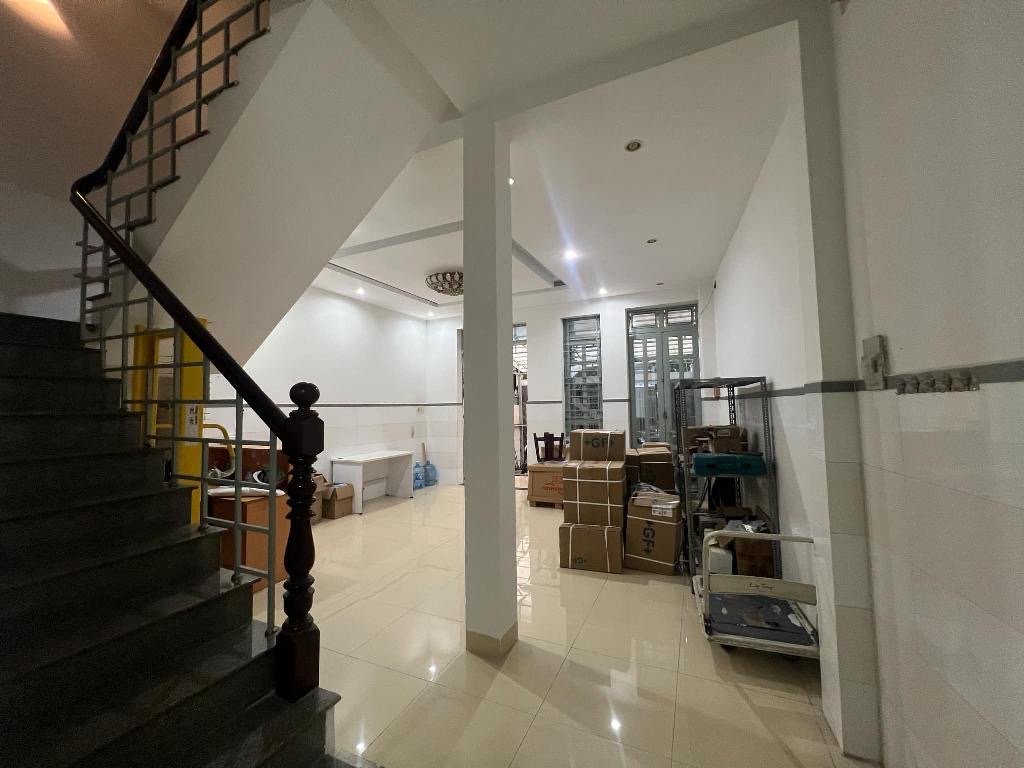 Bán nhà 3 Tầng Mặt Phố, Sổ ĐẸP Nở Hậu lớn 6m, 120m2 thổ cư Quận 7