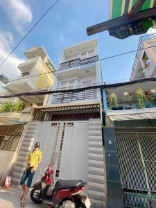 Nhà HXH 3 Tầng còn mới, vừa ở vứ cho thuê 18tr/tháng Quận 8
