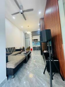 Nhà Mặt Tiền 3 Tầng MỚI XÂY,  Căn Góc rất thoáng mát, kinh doanh sầm uất Quận 8