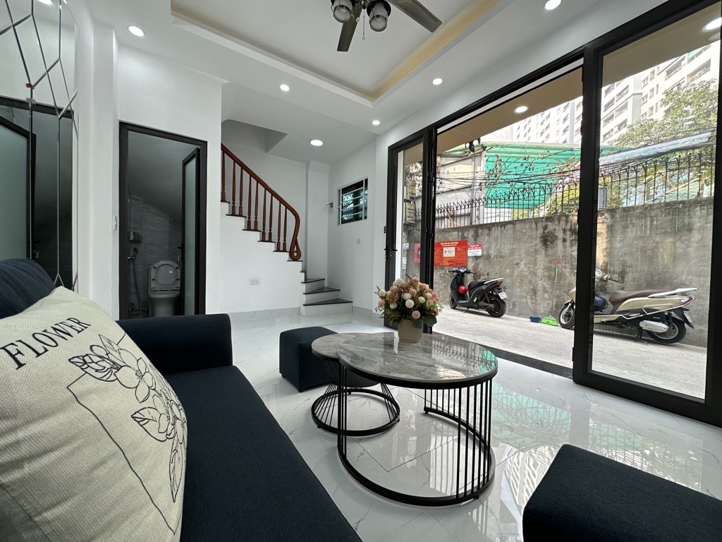 Bán nhà riêng tại Trương Định, ngõ thông, ô tô đỗ cửa giá chỉ 6.35 tỷ