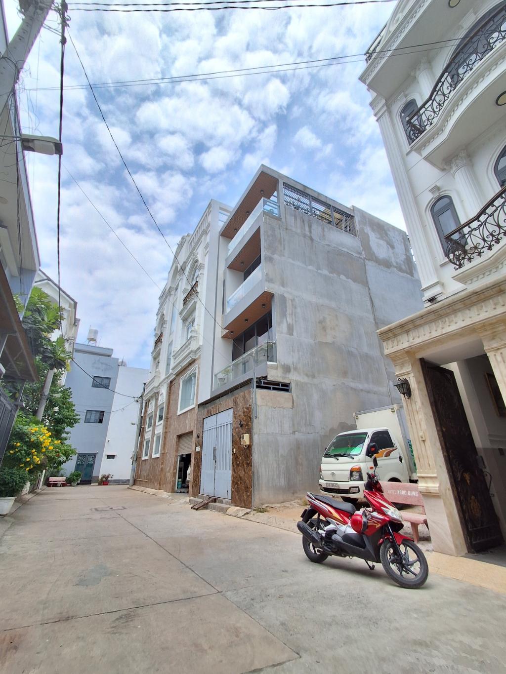 NHÀ CAO TO 5 TẦNG - CÁCH ĐƯỜNG NGUYỄN DUY TRINH 50M - GIÁ BÁN CHỈ 13 TỶ