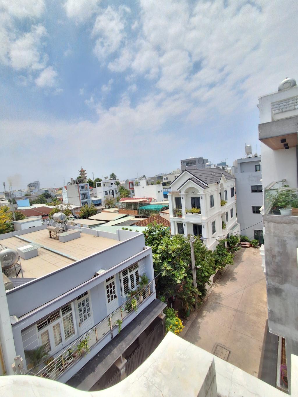 NHÀ CAO TO 5 TẦNG - CÁCH ĐƯỜNG NGUYỄN DUY TRINH 50M - GIÁ BÁN CHỈ 13 TỶ