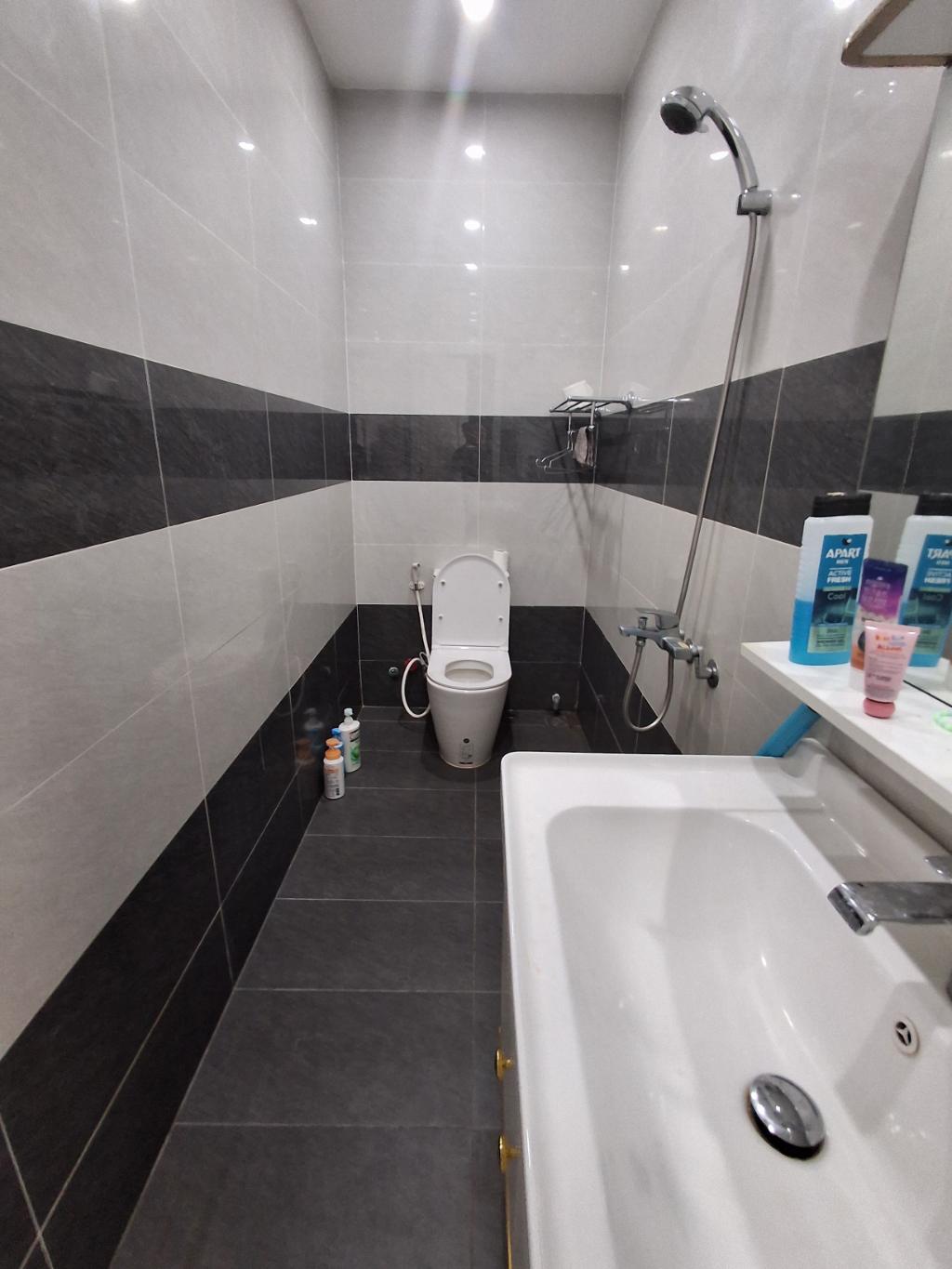 NHÀ CAO TO 5 TẦNG - CÁCH ĐƯỜNG NGUYỄN DUY TRINH 50M - GIÁ BÁN CHỈ 13 TỶ