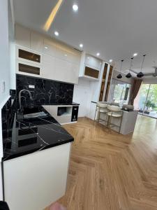 NHÀ PHỐ KHU PHÂN LÔ ĐÔNG BỘ ĐƯỜNG 12m .NHÀ 3 TẦNG TẶNG NỘI THẤT CAO CẤP NHÍNH 9 TỶ