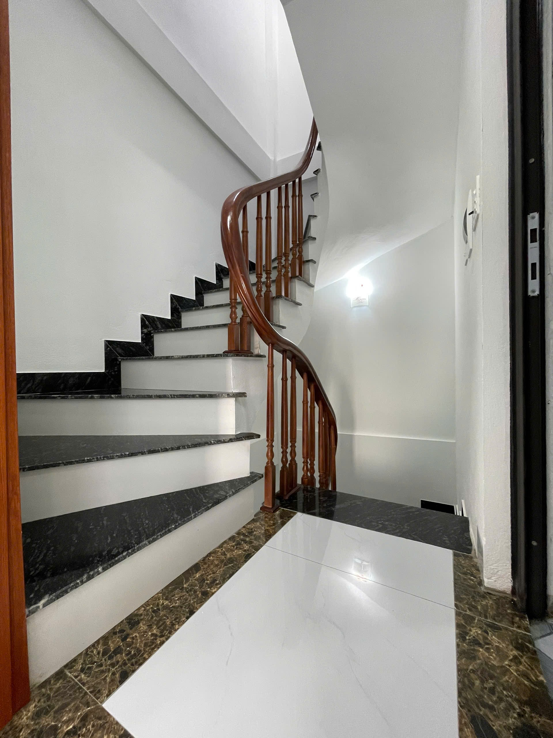 cần bán gấp nhà yên nghĩa 33m* 4tầng*  lô góc* ngõ thông