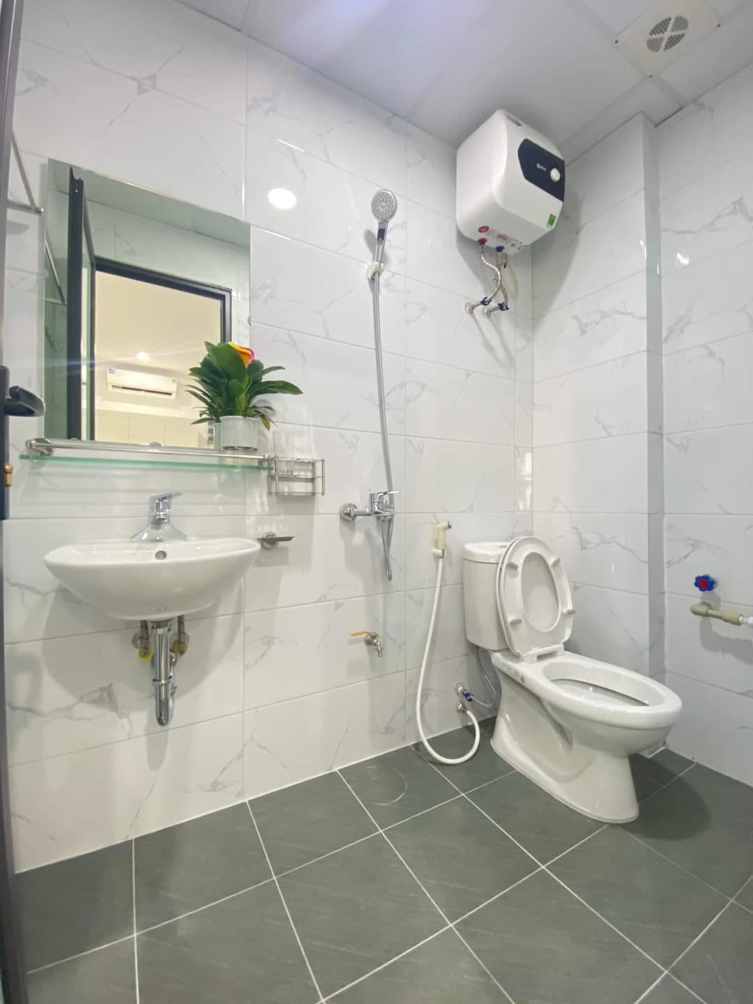 Nhà mới xây 5 tầng có thang máy cao cấp, mặt ngõ thoáng trước sau, ô tô gần nhà, 38 m2 7 tỷ