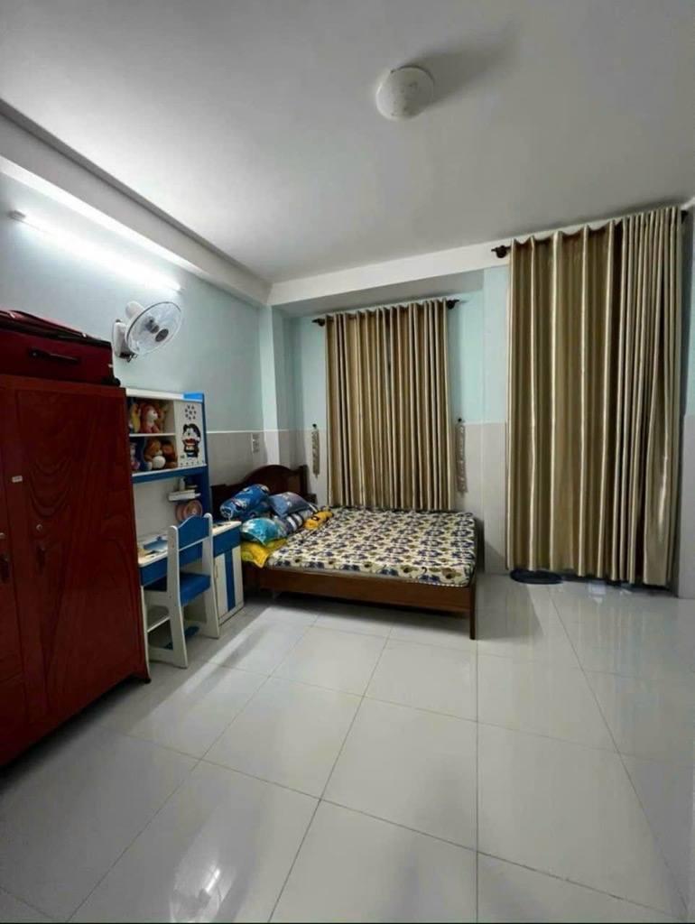 NHÀ ngay UBP. PHÚ HỮU, Tp TĐ, 4 TẦNG mái bằng, HẺM 9M – SHR – Gía CHỈ 6,6ty. LH 0909185988