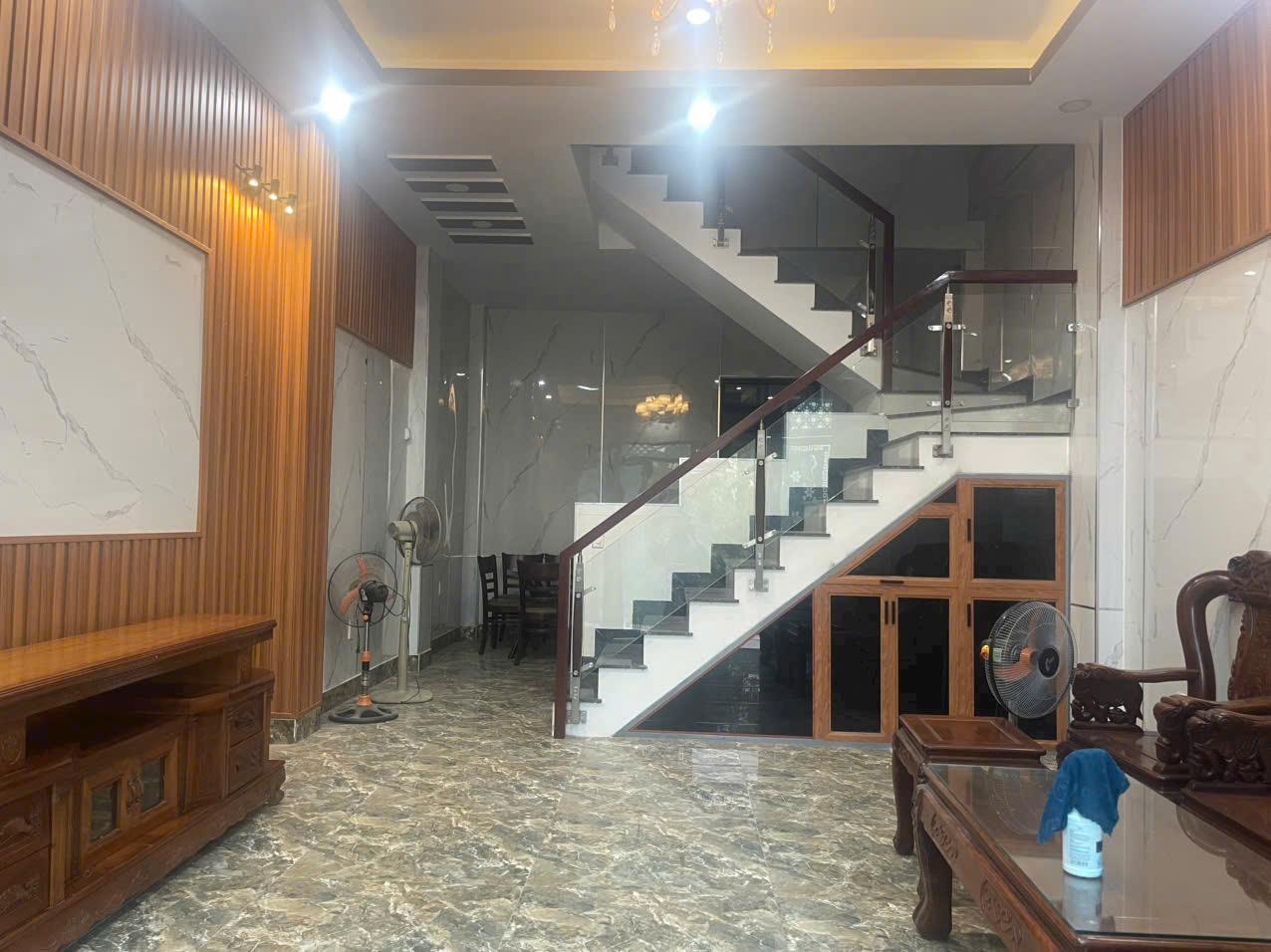 Siêu phẩm NHÀ 3 LẦU Sang - Xịn - Mịn thiết kế hiện đại, cách đường Lò Lu chỉ 50m.