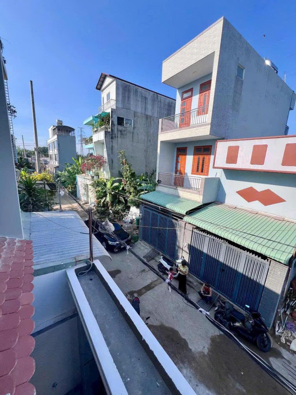Siêu phẩm NHÀ 3 LẦU Sang - Xịn - Mịn thiết kế hiện đại, cách đường Lò Lu chỉ 50m.