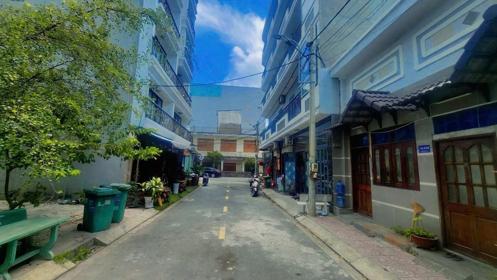 Siêu phẩm NHÀ 3 LẦU Sang - Xịn - Mịn thiết kế hiện đại, cách đường Lò Lu chỉ 50m.