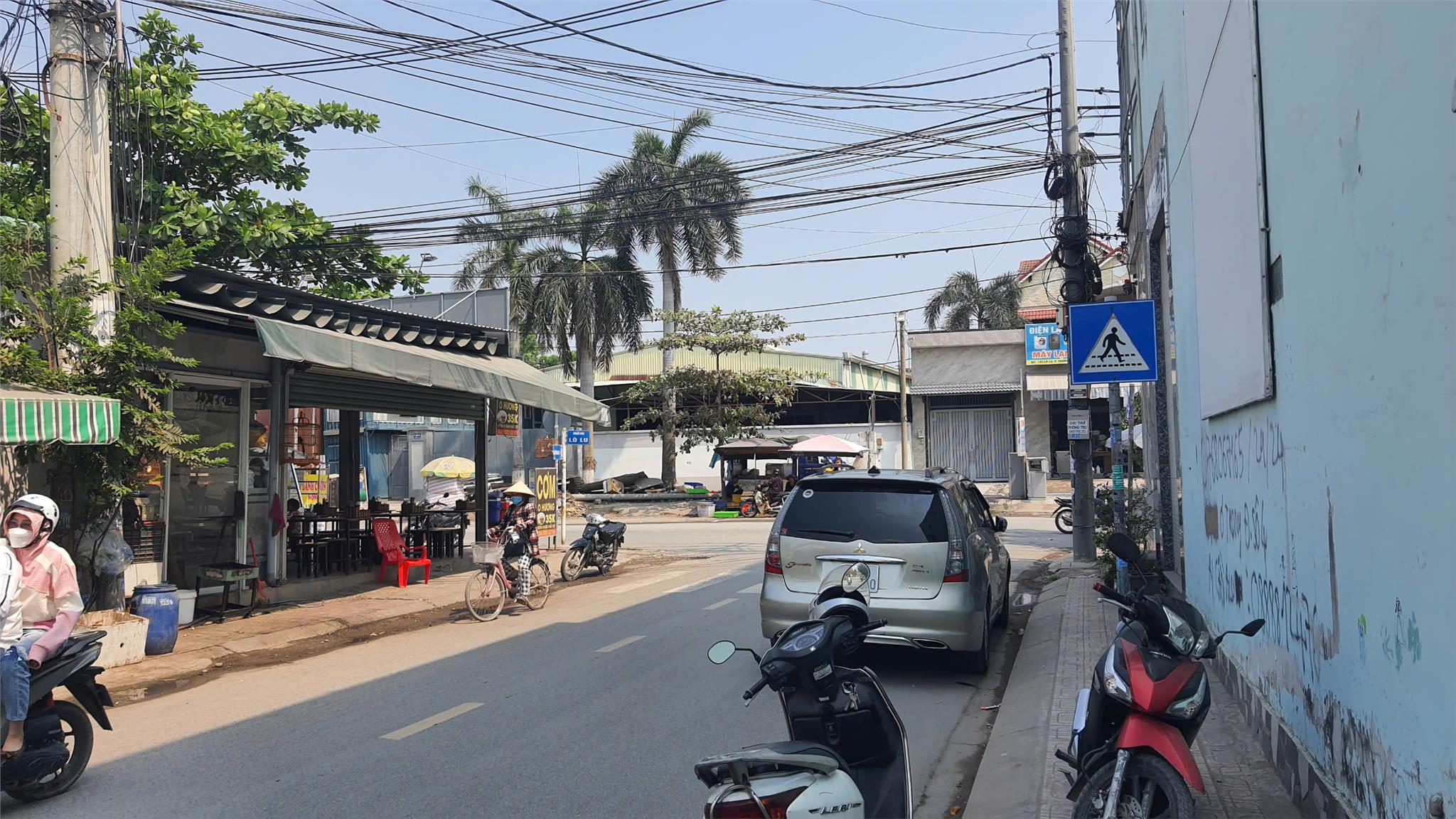 Siêu phẩm NHÀ 3 LẦU Sang - Xịn - Mịn thiết kế hiện đại, cách đường Lò Lu chỉ 50m.