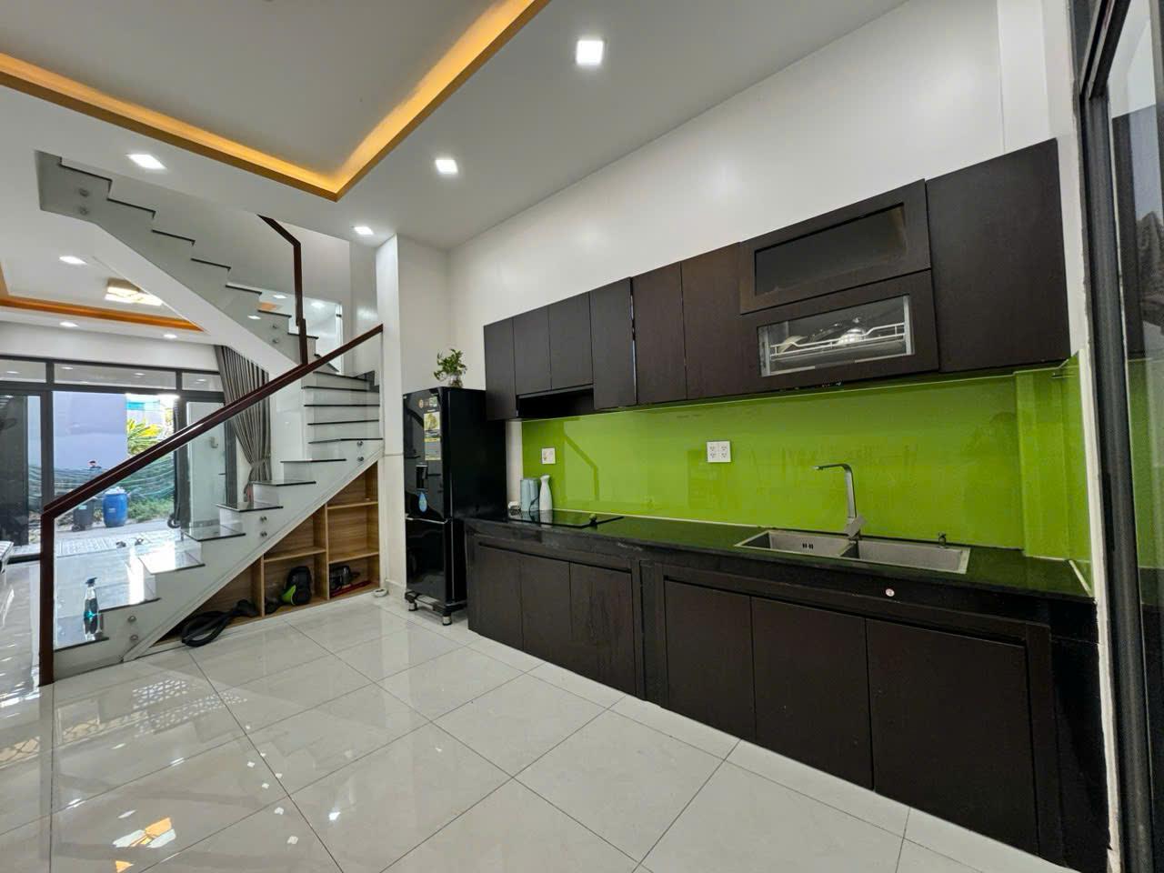 Siêu phẩm NHÀ 3 LẦU Sang - Xịn - Mịn thiết kế hiện đại, cách đường Lò Lu chỉ 50m.