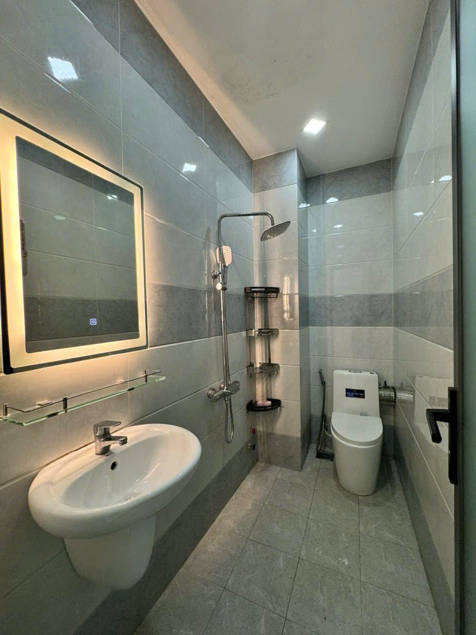 Siêu phẩm NHÀ 3 LẦU Sang - Xịn - Mịn thiết kế hiện đại, cách đường Lò Lu chỉ 50m.