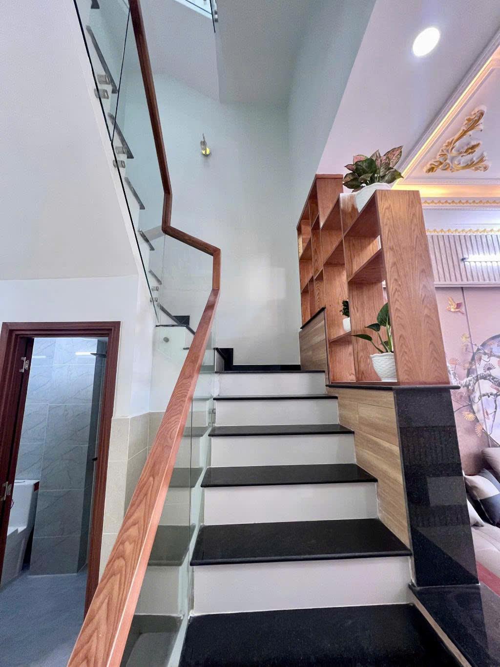 Siêu phẩm NHÀ 3 LẦU Sang - Xịn - Mịn thiết kế hiện đại, cách đường Lò Lu chỉ 50m.