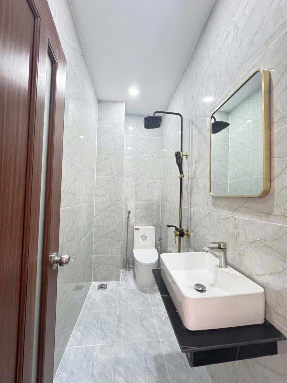 Siêu phẩm NHÀ 3 LẦU Sang - Xịn - Mịn thiết kế hiện đại, cách đường Lò Lu chỉ 50m.