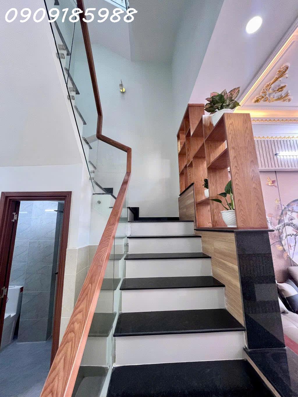 Siêu phẩm NHÀ 3 LẦU Sang - Xịn - Mịn thiết kế hiện đại, cách đường Lò Lu chỉ 50m.