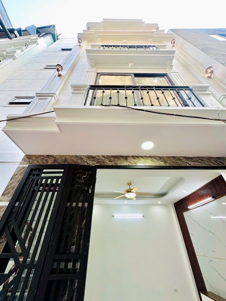 Nhà đẹp Nguyễn Văn Linh, sân rộng ,ô tô Đỗ Tận Cửa