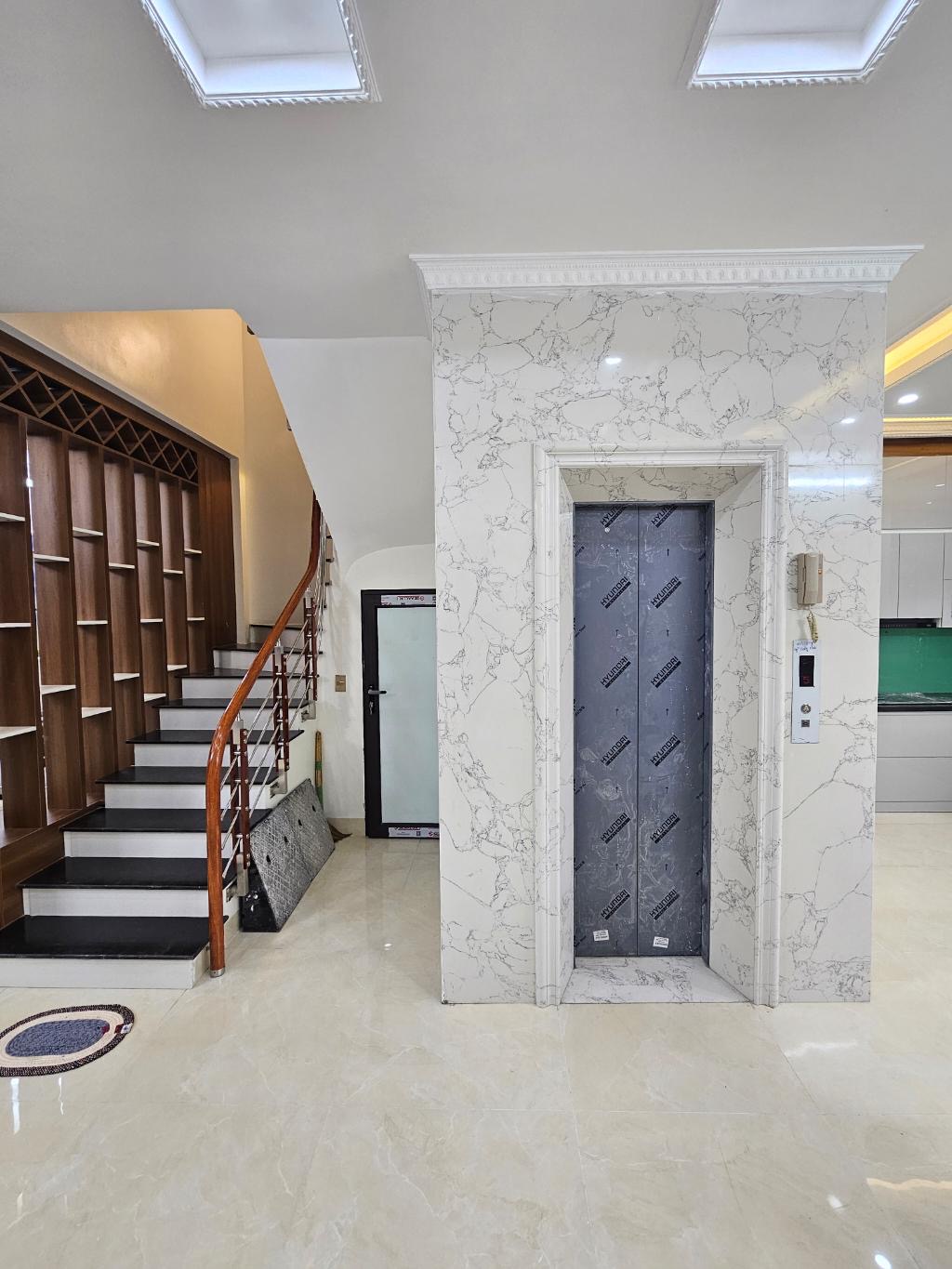 Bán nhà tam trinh hoàng mai view hồ 5 tầng thang máy 68m2 giá 12,3 tỷ