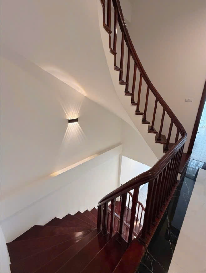 Ô TÔ ĐỖ CỬA - ĐƯỜNG 6M - 4 TẦNG - NGỌC THUỴ LONG BIÊN