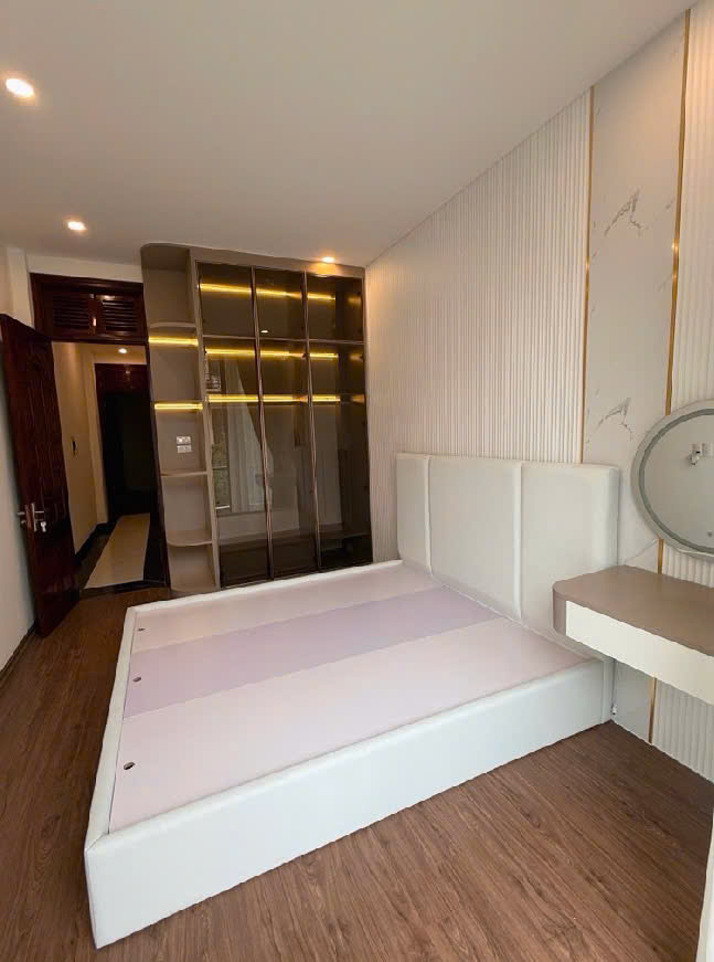 Ô TÔ ĐỖ CỬA - ĐƯỜNG 6M - 4 TẦNG - NGỌC THUỴ LONG BIÊN