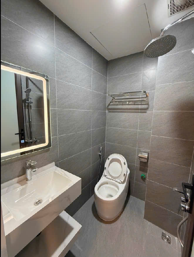 Ô TÔ ĐỖ CỬA - ĐƯỜNG 6M - 4 TẦNG - NGỌC THUỴ LONG BIÊN