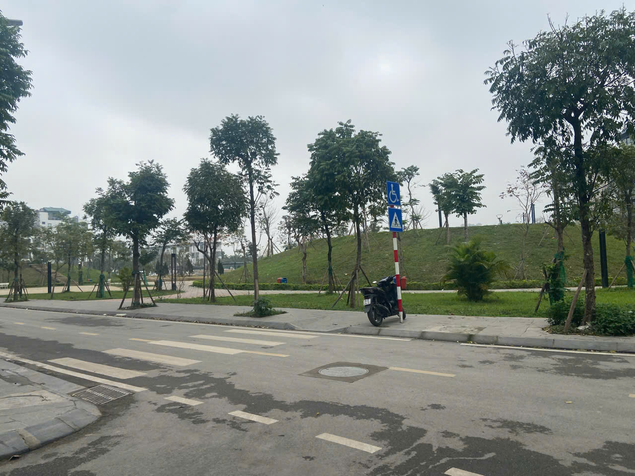 Ô TÔ ĐỖ CỬA - ĐƯỜNG 6M - 4 TẦNG - NGỌC THUỴ LONG BIÊN