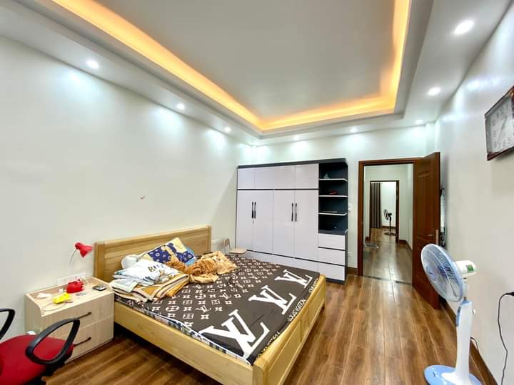 Tin mới, nhà mặt hẻm Hoàng Văn Thái, phân lô, ô tô, 12,9 tỷ