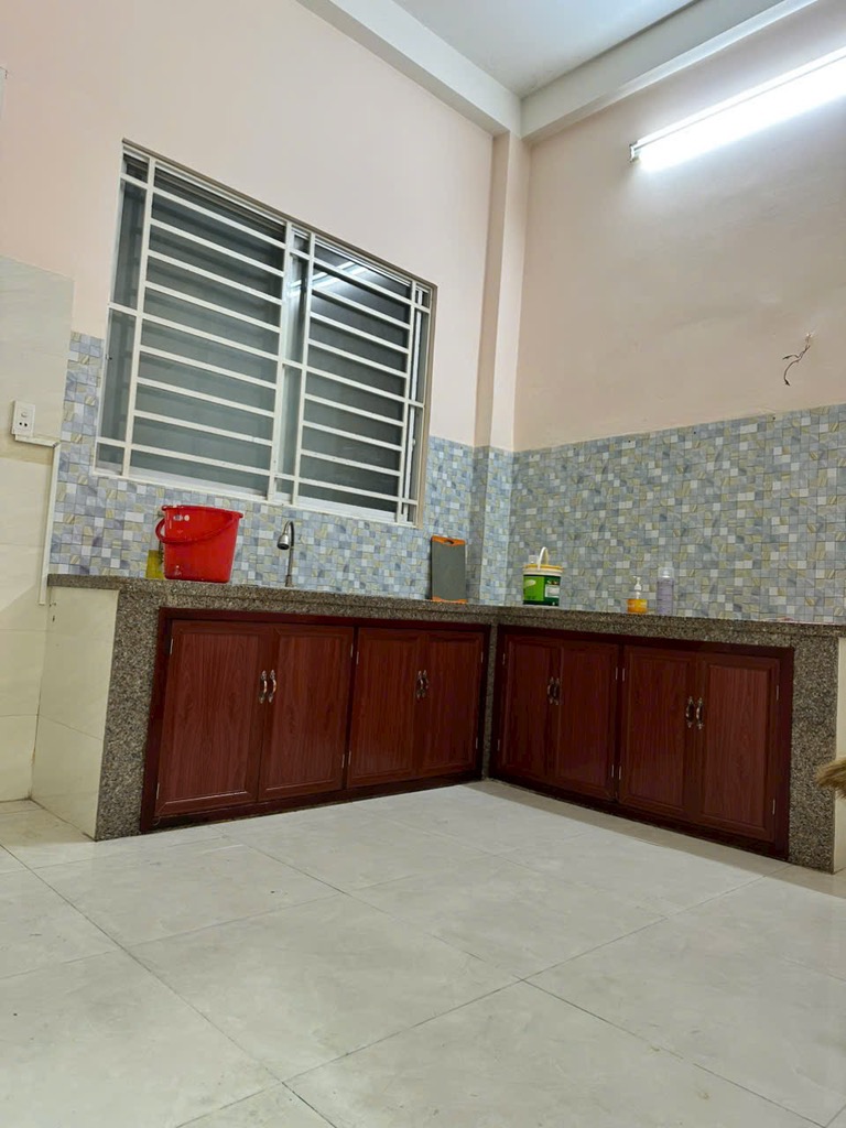 Nhà bán HXH Nhà ngay chợ, giáp Q6, gần đường Kinh Dương Vương, Võ Văn Kiệt di chuyển về khu trung tâm rất tiện lợi.