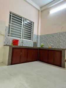 Nhà bán HXH Nhà ngay chợ, giáp Q6, gần đường Kinh Dương Vương, Võ Văn Kiệt di chuyển về khu trung tâm rất tiện lợi.