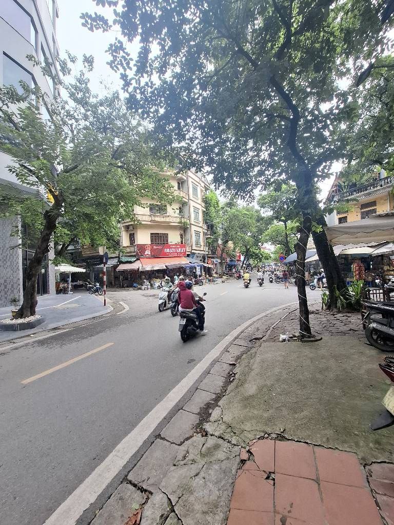 MẶT PHỐ TRẦN QUANG DIỆU - VIP ĐỐNG ĐA - VỈA HÈ Ô TÔ TRÁNH - HÀNG XÓM QUẬN ỦY ĐỐNG ĐA - KINH DOANH VÔ ĐỐI 