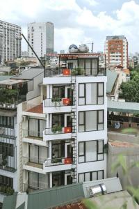 Ô TÔ ĐỖ CỬA - 7 TẦNG THANG MÁY - 5 CĂN HỘ STUDIO CAO CẤP - DÒNG TIỀN 50TR/ THÁNG - PCCC ĐẦY ĐỦ - HỆ THỐNG CẤP KHÍ TƯƠI CAO CẤP - VIEW HỒ ĐẮC DI