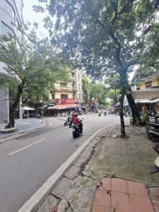 MẶT PHỐ TRẦN QUANG DIỆU - VIP ĐỐNG ĐA - VỈA HÈ Ô TÔ TRÁNH - HÀNG XÓM QUẬN ỦY ĐỐNG ĐA - KINH DOANH VÔ ĐỐI 