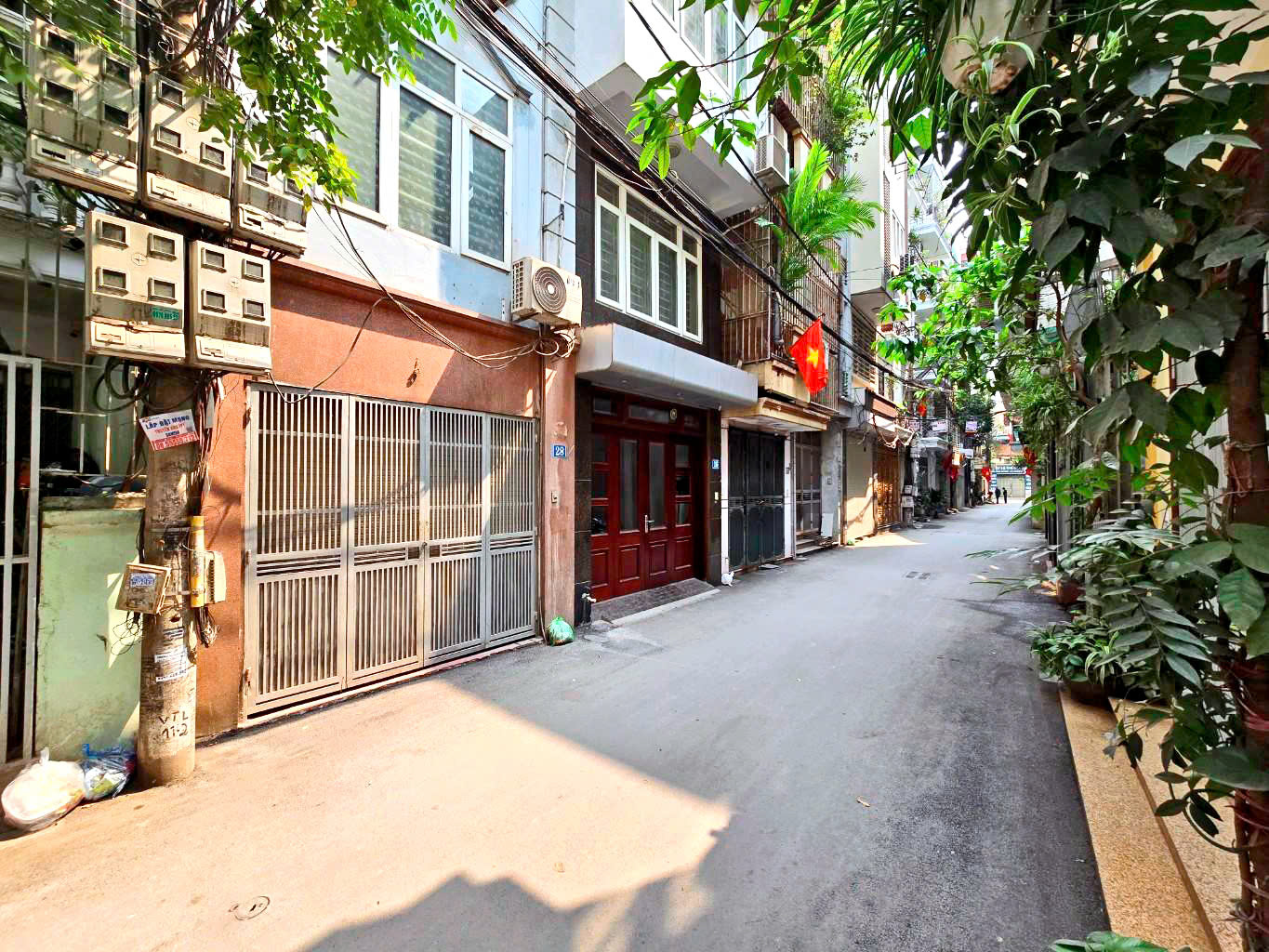 BÁN NHÀ LẠC LONG QUÂN - GIÁ CHỈ: 8.1 TỶ - 10M RA Ô TÔ TRÁNH - LIÊN HỆ NGAY: 0909568289