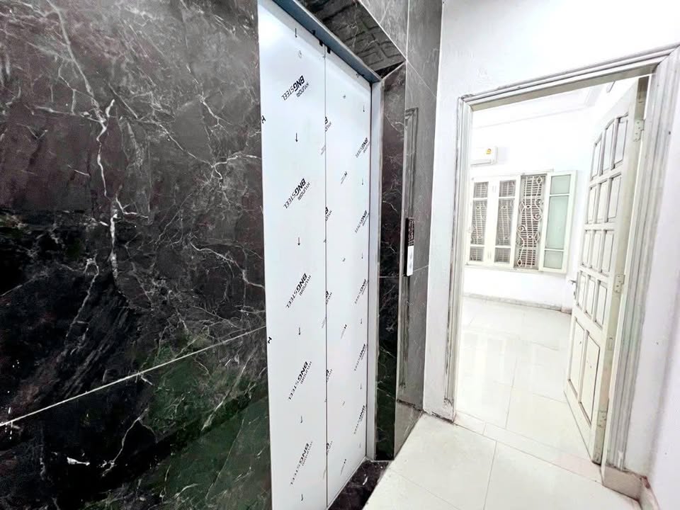 BÁN NHÀ LẠC LONG QUÂN - THANG MÁY, Ô TÔ ĐỖ CỔNG - GIÁ CHỈ 11.5 TỶ - LH 0909568289