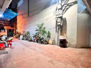 NHÀ ĐẸP LẠC LONG QUÂN - GẦN PHỐ - Ô TÔ  7 CHỖ CÁCH 5 KM