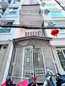 BÁN NHÀ LẠC LONG QUÂN - THANG MÁY, Ô TÔ ĐỖ CỔNG - GIÁ CHỈ 11.5 TỶ - LH 0909568289